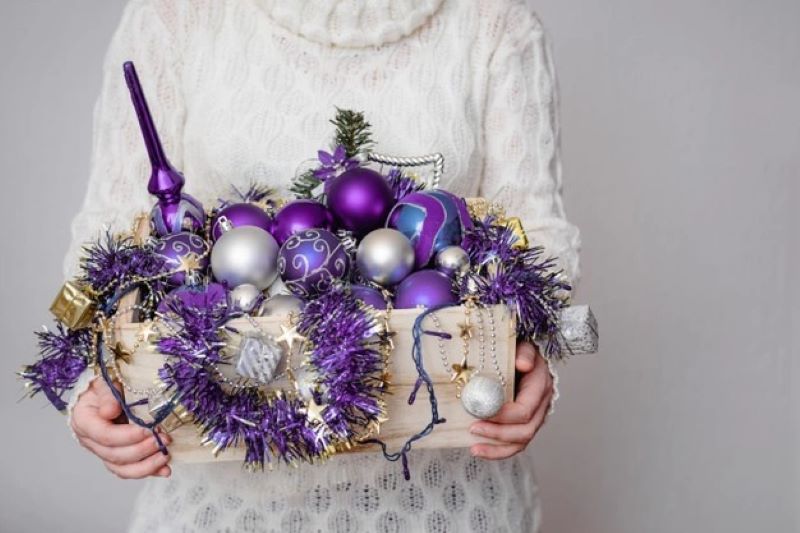 box with purple xtmas decor